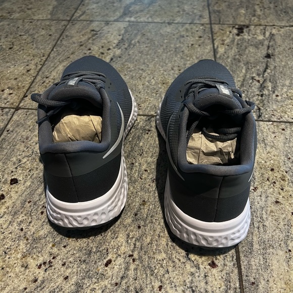 Brand new Nike Revolution sneakers - Picture 6 of 7